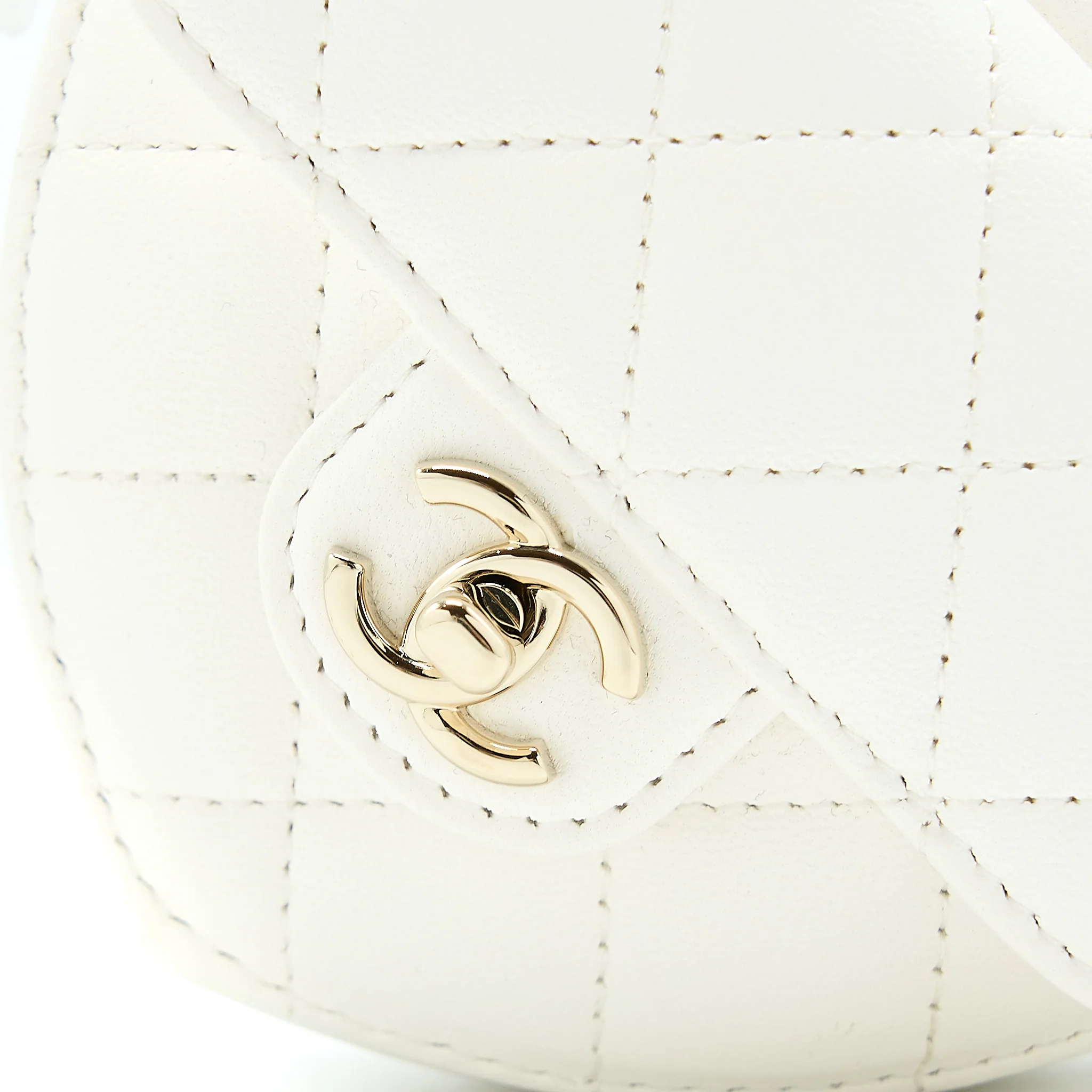 Chanel 22s Heart Belt Bag Lambskin White LGHW - Image 4