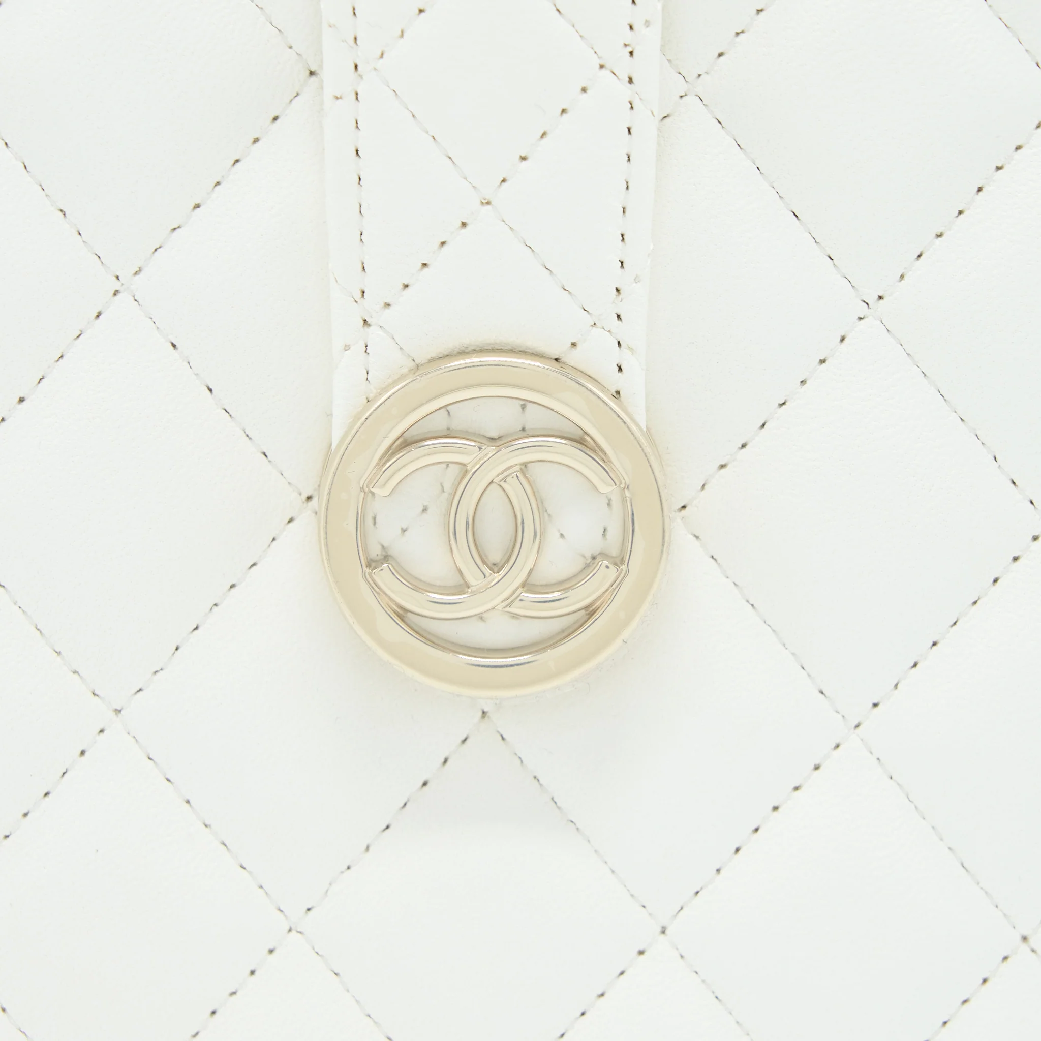 Chanel Quilted Clutch Bag Lambskin White LGHW - Image 4