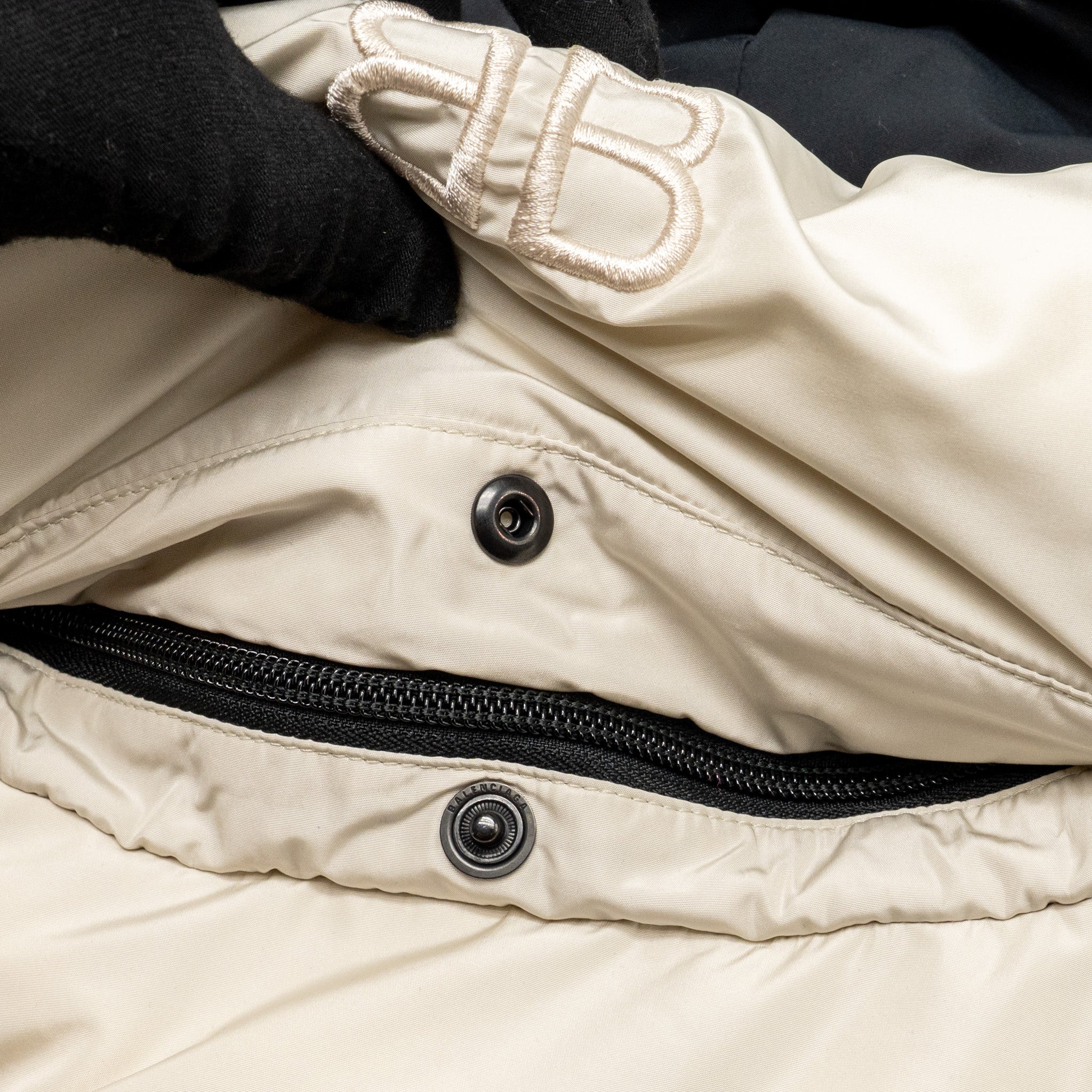 Balenciaga Size 36 Puffer Jacket Polyester/Viscose White with Black Hardware - Image 4