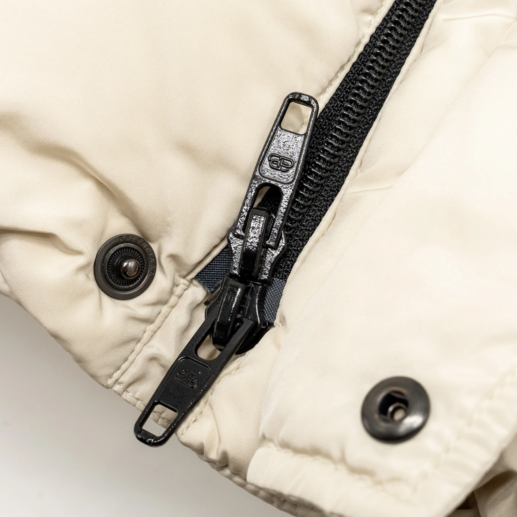 Balenciaga Size 36 Puffer Jacket Polyester/Viscose White with Black Hardware - Image 5